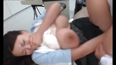 Junge gebräunte Brünette mit freie fickfilme enger Figur fingert Muschi