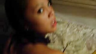 Zierlicher Kerl furzt in beide Löcher süßes Mädchen pornofilme in deutscher sprache auf der couch