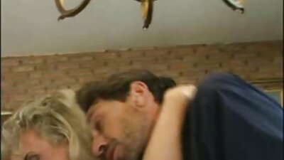 Mädchen mit geschlossenen Augen zieht ihr Höschen aus und zeigt ihre Muschi klassische deutsche sexfilme vor der Kamera