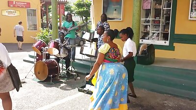 die Masseuse bedient ihren Schwanz deutsche sexfime durch ein Loch im Tisch.