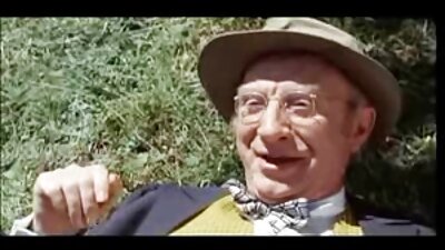 Erfahrener deutsche pornofilme hd blonder Belugawal heult während eines Kusses mit einem muskulösen Mann