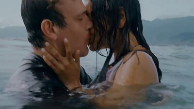 Er legte ein junges Mädchen auf den Tisch und briet deutschsprachige sexfilme mit handlung sie hart in einer Muschi mit einem großen Penis