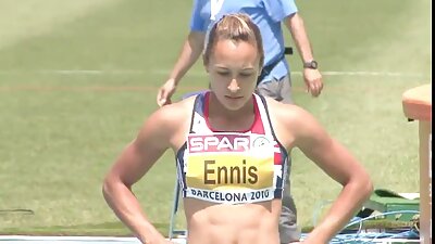 Ein glatzköpfiger Mann geile pornofilme gratis hält eine dünne Schlampe in den Armen, während er ihre Muschi fickt