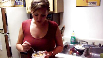 Wasche das Mädchen mit Seife und ficke tief sexfilme in deutscher sprache mit einem Kuss auf den Mund einer Blondine