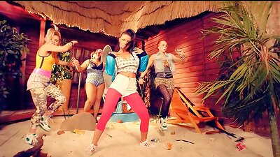 Der lockige Liebhaber schiebt leidenschaftlich einen kostenlose sexfilme hd langen Schwanz in die Katze einer Frau