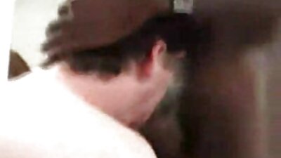 Mädchen steht auf dem Tisch und Muschi reibt hd sex filme kostenlos Ihre Hand an der Klitoris